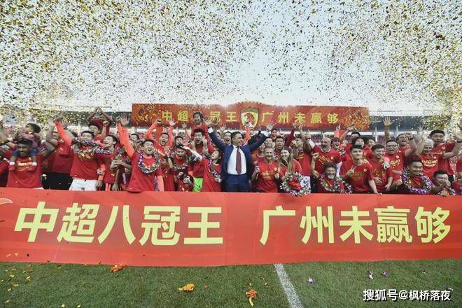 尤优（葛优饰）接到个美差，拍一部宣扬记实片记实好莱坞年夜腕导演泰勒（唐纳德.萨瑟兰饰）在中国拍摄影片的工作进程一起头工作顺遂，但跟着制片人托尼（保罗.莫索尔斯基饰）的到来，工作起了转变。闲下来的尤优和泰勒、泰勒的助手露茜（关之琳饰）到寺庙旅游，三人相处得很是兴奋。不意几天后泰勒因心脏病爆发，生命弥留，他但愿尤优能为本身筹办个喜丧葬礼，尤优揽下活儿。 　　尤优找到老同窗王小柱（英达饰），泰勒将死对王来讲是一个可贵商机，对托尼来讲也是如斯，唯有尤优和露茜是怀着俭朴豪情面临此事。王小柱起头出谋划策，拉了很多多少援助，浩繁商家不吝花年夜钱在葬礼上做告白。场合排场变得没法整理，却不意，在葬礼的背后还有玄机。